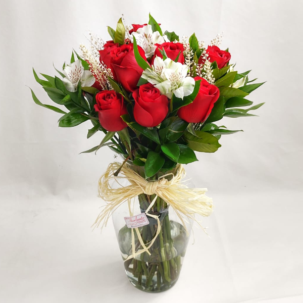 Arranjo de 12 rosas vermelhas em vaso de vidro